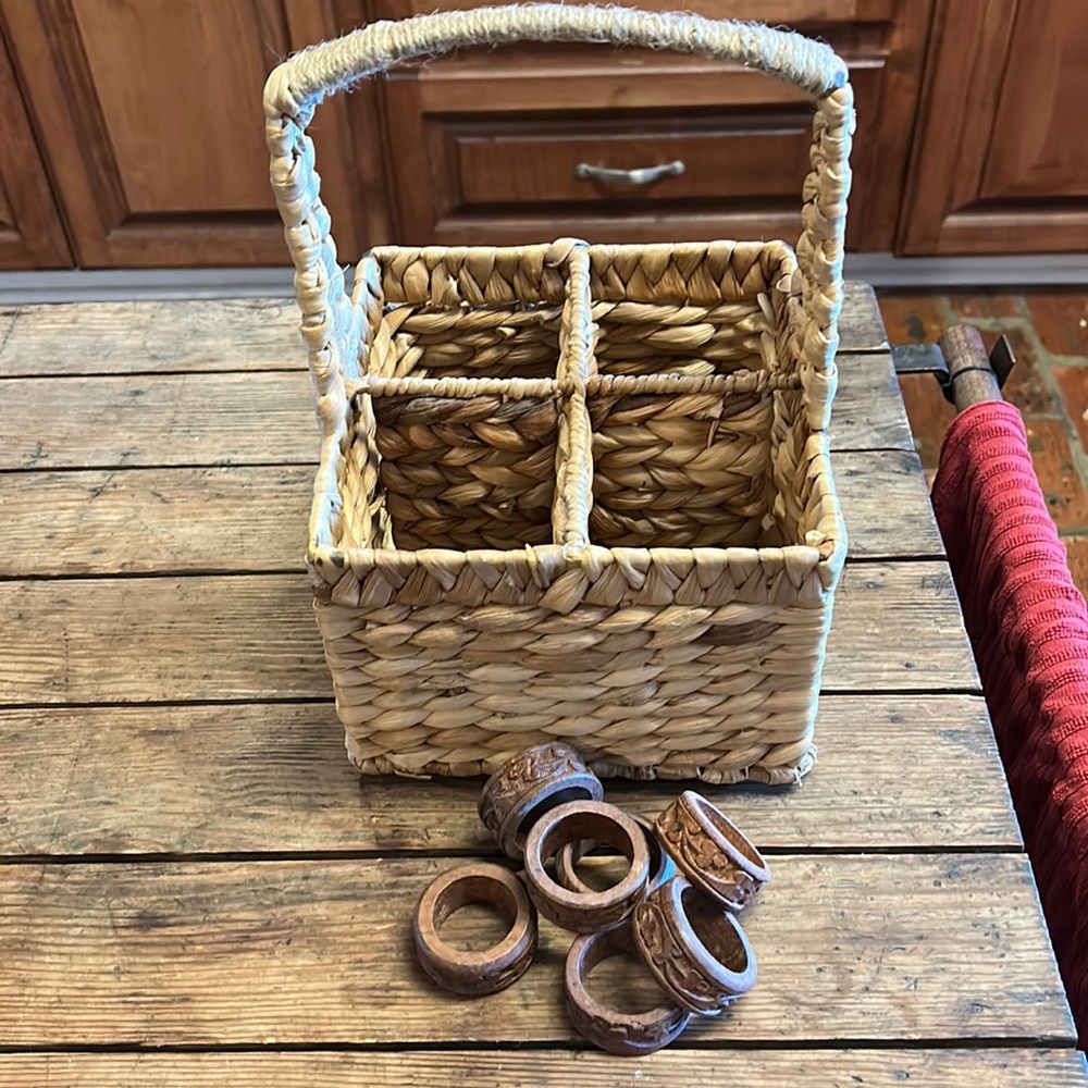 Wicker wine basket and 8 wooden napkin rings